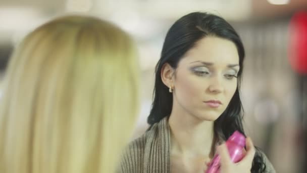 Исправление прически с лаком для волос во время макияжа модели . — стоковое видео