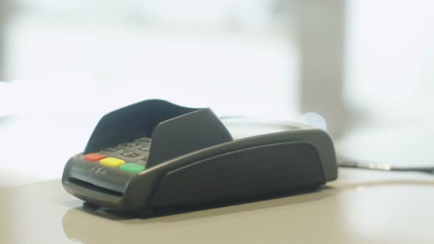 Met behulp van creditcard Terminal met magneetstrip — Stockvideo