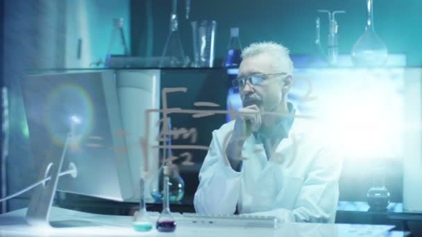 Vyčerpaný vědec uvažuje v laboratoři. — Stock video