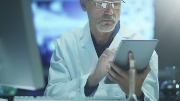 Ученый использует планшет в лаборатории — стоковое видео