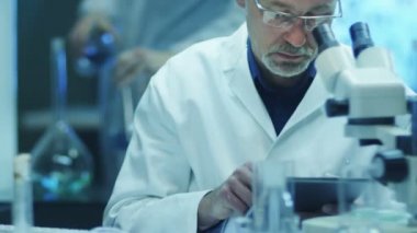 Bilim adamı mikroskop ve yazma veri tablet aracılığıyla arıyor