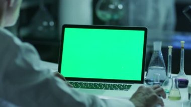 Bilim adamı Laboratuvarda Yeşil Ekranlı Laptop kullanıyor. Mock-up Kullanımı için harika.