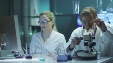 Profesör ve öğrenci kız laboratuvar kimyasal araştırmalar yapıyor vardır