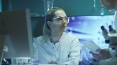 İki Bilim Adamı Laboratuvarda Sohbet Ediyor