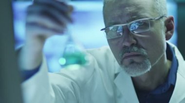 Bilim adamı kimya laboratuarında çalışıyor. Yakın çekim