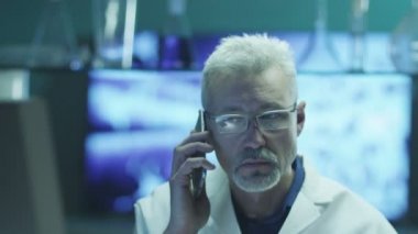 Bilim adamı laboratuvar telefona cevap vermiyor.