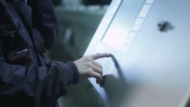 Fabrika işçisi ayarı kadar Cnc Torna fabrika makinesidir. Yakın çekim.