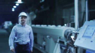 Fabrikada Kendine Güvenen ve Başarılı Mühendis Portresi