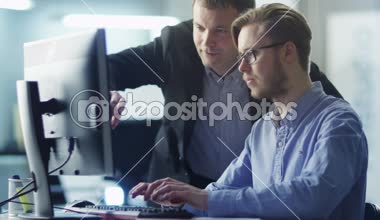 İşadamı var tartışma stajyer ile üzerinde çalışma alanı