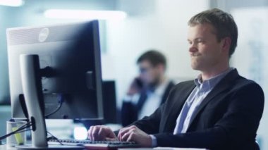 Ofiste Çalışan Yorgun ve Stresli İşAdamı.