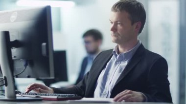 Sıkılmış Office belgeleri doldurma ve formlar bilgisayarda çalışıyor