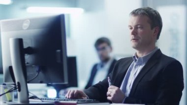 Office işyerinde üzerinde Elektronik Sigara İçilmeyen işadamıdır