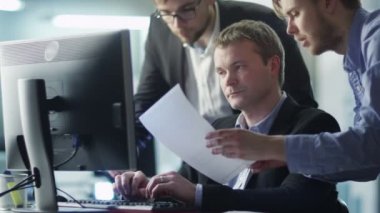 Ofis çalışanları var tartışma bilgisayar yanında takım