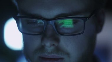 Programcı Gözlükleri Akşam Bilgisayar Ekran Yansıması