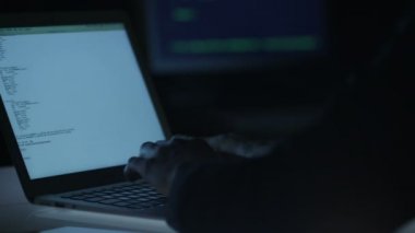 Programcı defter akşamı kod yazmadan altındadır