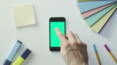 Designer's Table'da Yeşil Ekranlı Cep Telefonu Kullanma. Mock-up Kullanım için Büyük.