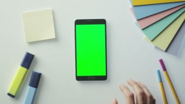 Tasarımcı Portre Modunda Yeşil Ekran ile Android Telefon Kullanıyor