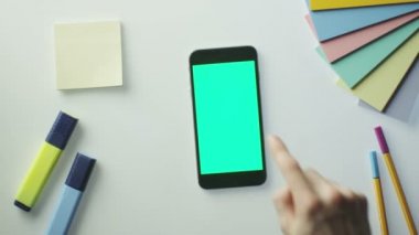 Tasarımcı Portre Modunda Yeşil Ekran ile Cep Telefonu Kullanıyor
