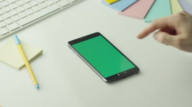 Tasarımcı Portre Modunda Yeşil Ekran ile Android Telefon Kullanıyor