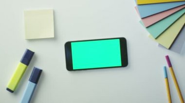 Tasarımcı Manzara Modunda Yeşil Ekran ile Cep Telefonu kullanıyor. En İyi Görüntü.