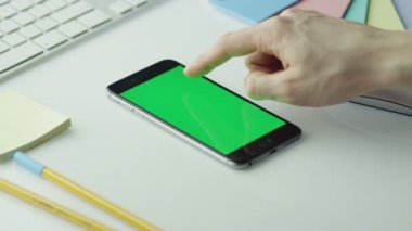 Tasarımcı Portre Modunda Yeşil Ekran ile Cep Telefonu Kullanıyor