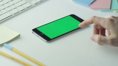 Tasarımcı Manzara Modunda Yeşil Ekran ile Cep Telefonu Kullanıyor.