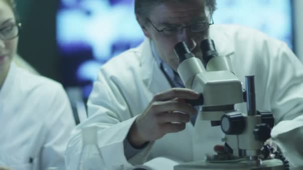 Professore e studentessa stanno facendo ricerche chimiche in laboratorio . — Video Stock