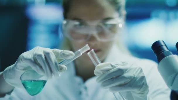 Mujer científica en gafas hace investigación química — Vídeos de Stock