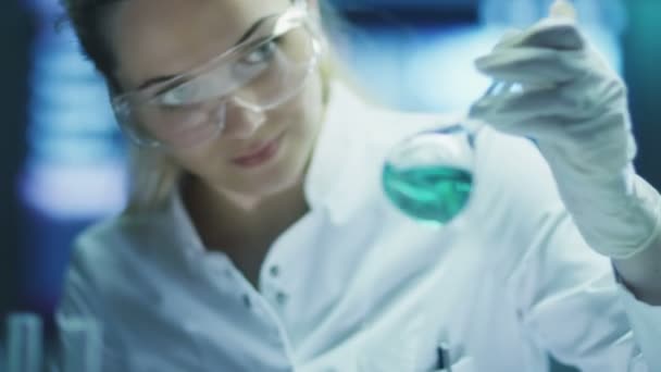 Kobieta naukowiec w okularach czy badania chemiczne. — Wideo stockowe