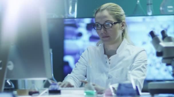 Ritratto di donna scienziata di successo . — Video Stock