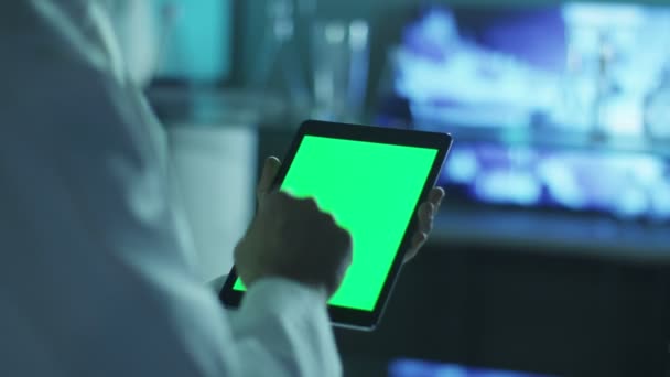 ポートレート モードで緑色の画面でタブレットを使用しています。科学的な環境. — ストック動画