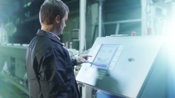 Ingeniero está configurando la máquina de torno CNC en fábrica — Vídeo de stock