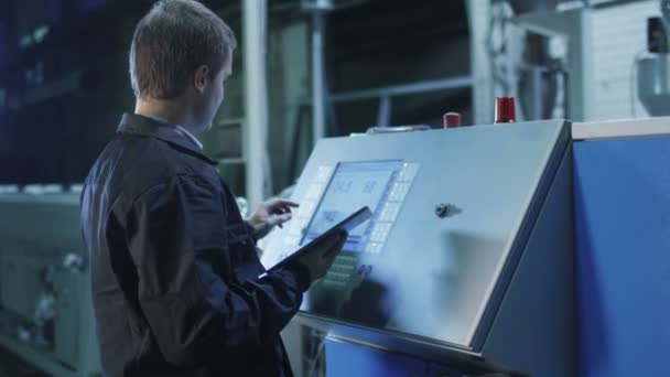 Il lavoratore di fabbrica sta installando la macchina del tornio CNC in fabbrica . — Video Stock