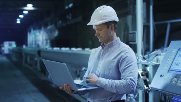 Ingeniero está utilizando el ordenador portátil en el entorno industrial . — Vídeos de Stock