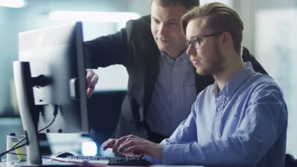 Empresário ter discussão com estagiário no local de trabalho — Vídeo de Stock