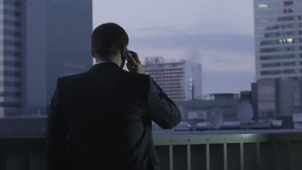 Geschäftsmann telefoniert auf dem Dach — Stockvideo