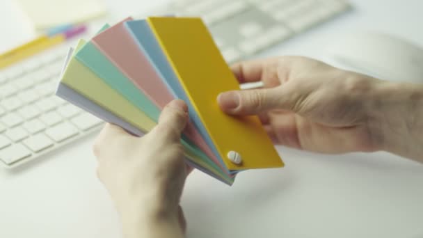 Designer travaille avec des échantillons de couleur — Video