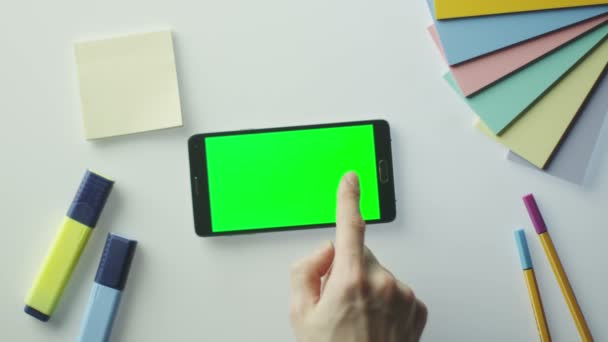 Designer está usando telefone Android com tela verde no modo paisagem — Vídeo de Stock