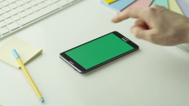 Designer sta utilizzando telefono Android con schermo verde in modalità paesaggio — Video Stock