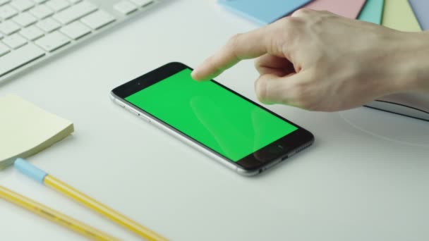 Diseñador está utilizando el teléfono móvil con pantalla verde en modo retrato — Vídeos de Stock