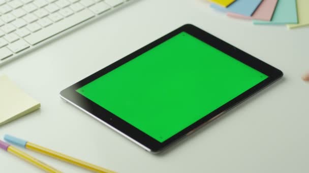 Designer gebruikt tablet met groen scherm in liggende modus — Stockvideo