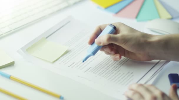 Ontwerper markeert tekst in document met markeerstift. — Stockvideo