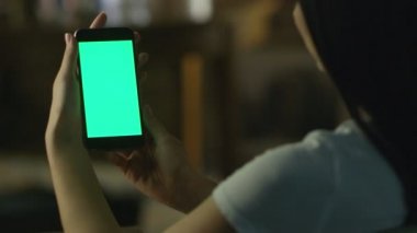 Teen Girl Akşam Portre Modunda Yeşil Ekran ile Smartphone Tutuyor. Casual Yaşam Tarzı.