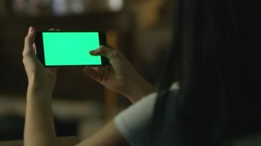 Teen Girl Akşam Manzara Modunda Yeşil Ekran ile Smartphone kullanıyor. Casual Yaşam Tarzı.