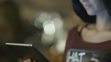 Güzel Smile ile Teen Girl Akşam Tablet Pc kullanıyor. Casual Yaşam Tarzı.