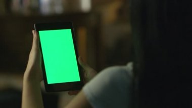 Genç Kız Akşam Portre Modunda Yeşil Ekran ile Tablet Pc Holding. Casual Yaşam Tarzı.