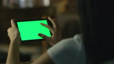 Teen Girl Akşam Manzara Modunda Yeşil Ekran ile Tablet Pc kullanıyor. Casual Yaşam Tarzı.