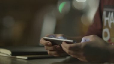 Teen Girl Akşam Vakti Phablet'e mesaj atlıyor. Casual Yaşam Tarzı.