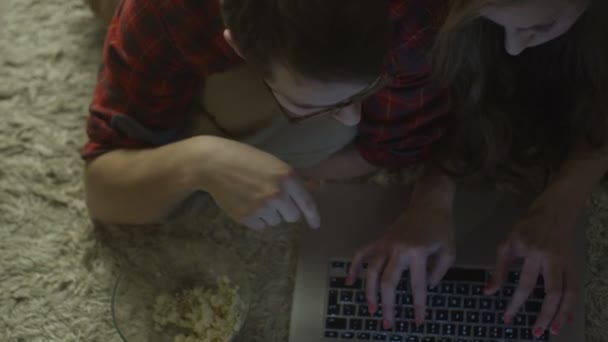 Junges Paar liegt auf dem Boden und benutzt Laptop. Casual Lifestyle. — Stockvideo