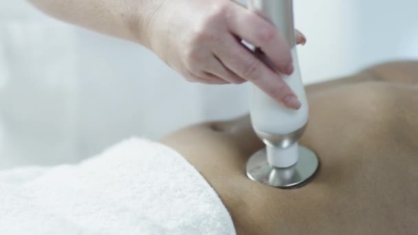 Людина лікування шкіри грудної клітки в спа-салоні — стокове відео